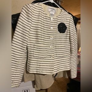 CHANEL tweed jacket in mint condition size 34 white with black camellia stripes